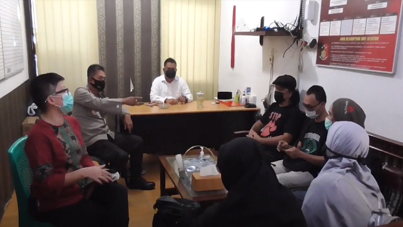 title Pantau Kasus Rumah Jagal Kucing, Pencinta Hewan Datangi Polsek Medan Area Pantau Kasus Rumah Jagal Kucing, Pencinta Hewan Datangi Polsek Medan Area