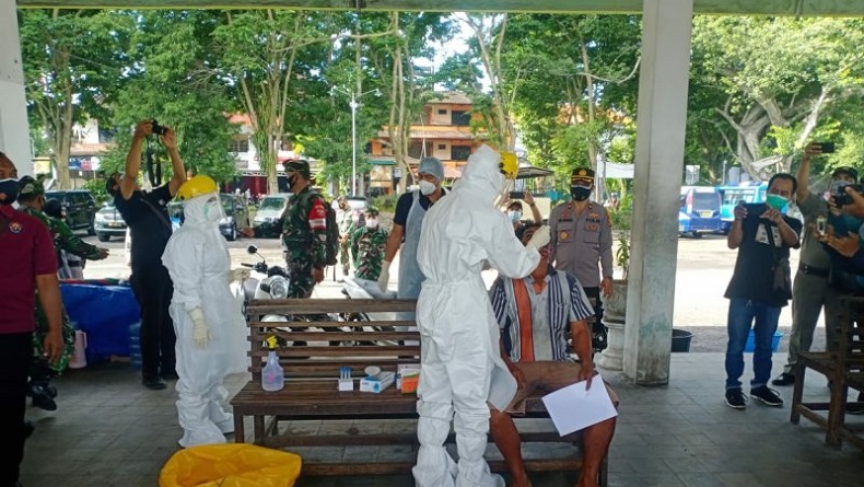 Cegah Penyebaran Covid, Puluhan Warga di Pasar Pesiapan Bali Dites Cepat Antigen