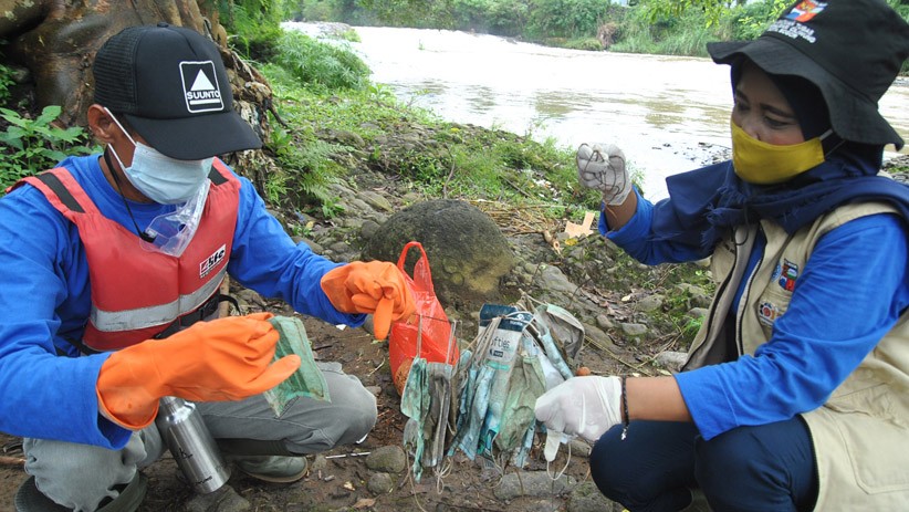 Sungai Ciliwung Tercemar Sampah Masker Medis Bekas Pakai - Bagian 3