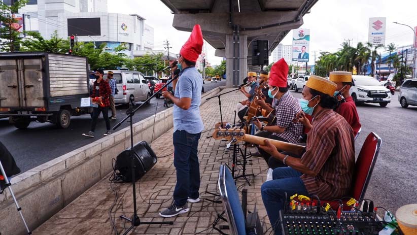 Galang Dana untuk Korban Gempa, Seniman Mengamen di Kolong Tol Makassar - Bagian 4