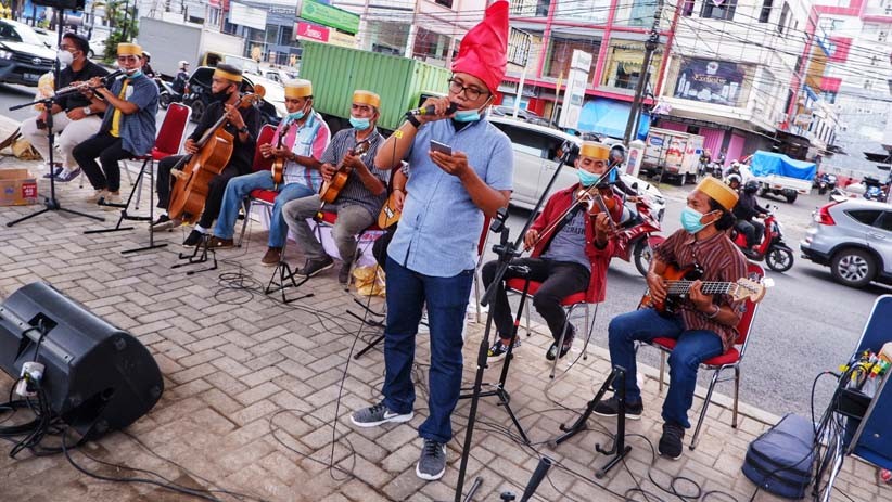 Galang Dana untuk Korban Gempa, Seniman Mengamen di Kolong Tol Makassar - Bagian 2