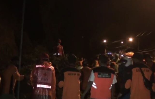 Video Jalur Wisata Pacet Longsor, Aparat dan Relawan Bersihkan Material Longsor