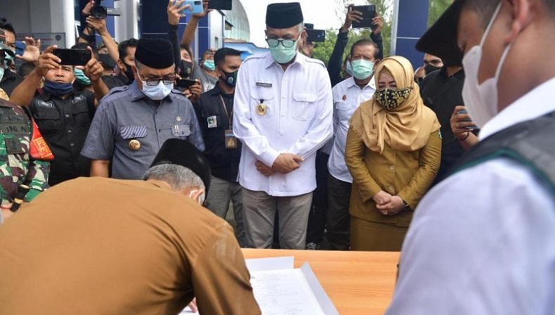 Ribuan Vaksin Covid Tiba di Simeulue, Gubernur Aceh Nova Iriansyah Turut Antar Langsung