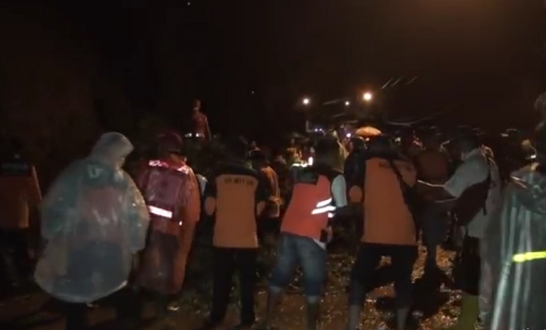 Jalur Wisata Pacet Trawas di Mojokerto Longsor akibat Hujan Deras