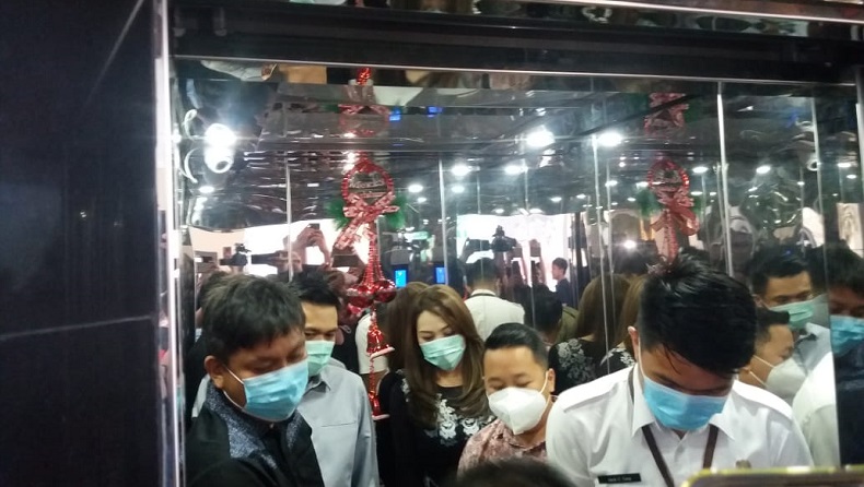 Michaela Elsiana Paruntu Dirangkul Suaminya James Arthur Usai Diklarifikasi BK DPRD Sulut