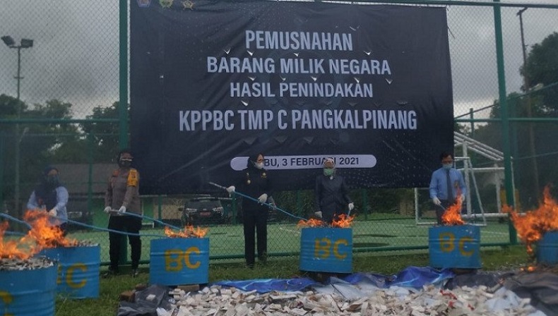 3.912 Juta Batang Rokok Ilegal Senilai Rp3,9 Miliar Dibakar Bea Cukai Pangkalpinang 