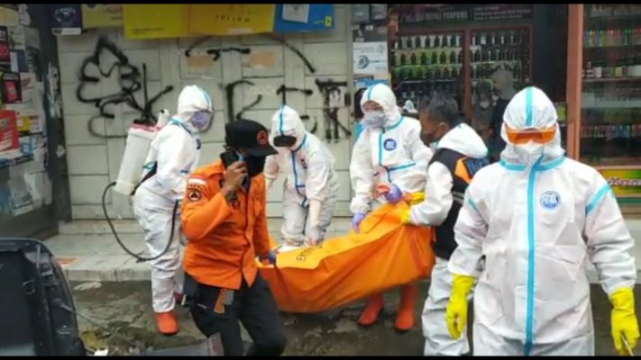 title Tasikmalaya Geger, Seusai Makan, Seorang Waria Jatuh dan Tewas Tasikmalaya Geger, Seusai Makan, Seorang Waria Jatuh dan Tewas