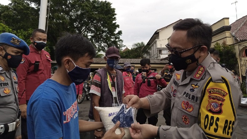 Tekan Angka Covid-19, Polrestabes Bandung Bagikan Ribuan Masker