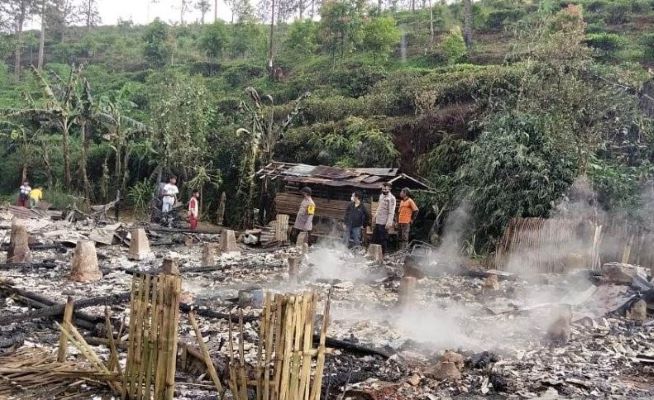 title 6 Rumah Ludes Terbakar, Penghuni Ngungsi ke Kantor Perkebunan Teh Cianjur 6 Rumah Ludes Terbakar, Penghuni Ngungsi ke Kantor Perkebunan Teh Cianjur