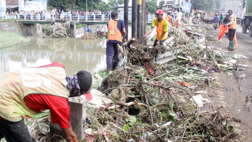 Antisipasi Banjir Bandang Susulan, Warga Pasuruan Angkut Puing dari Sungai 