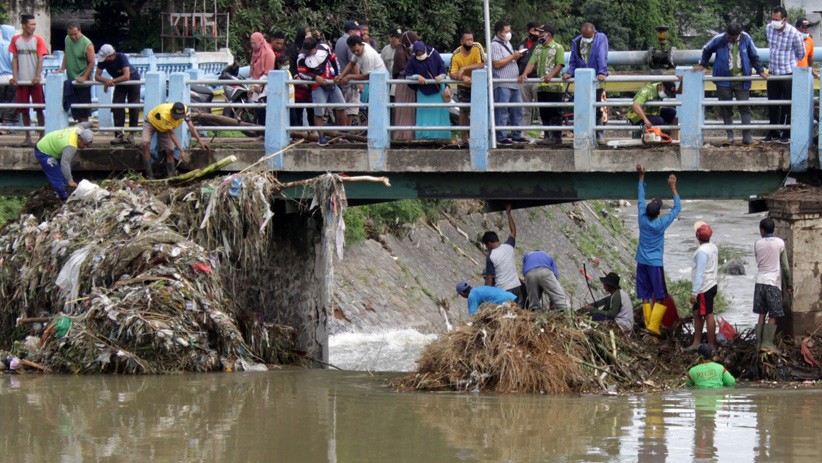Antisipasi Banjir Bandang Susulan, Warga Pasuruan Angkut Puing dari Sungai 