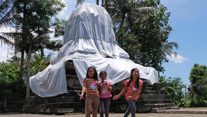 Antisipasi Hujan Abu Vulkanik, Candi-Candi Sekitar Gunung Merapi Ditutup Plastik - Bagian 2