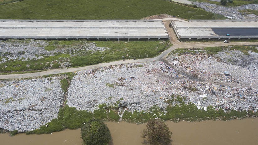 Penampakan dari Udara Lautan Sampah di Sepanjang Bantaran Kali CBL Bekasi - Bagian 2