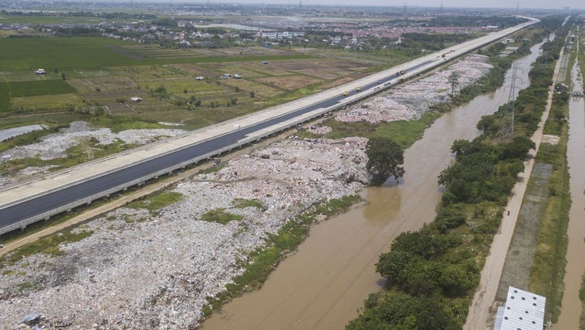 Penampakan dari Udara Lautan Sampah di Sepanjang Bantaran Kali CBL Bekasi - Bagian 1