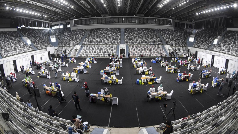 Suasana Vaksinasi Covid-19 Massal Ribuan Tenaga Kesehatan di Istora Senayan - Bagian 1
