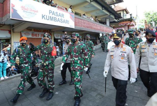 Panglima TNI dan Kapolri Tinjau Pelaksanaan PPKM di Pasar Tradisional Bali