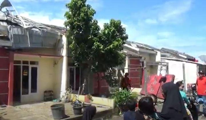 title Puluhan Rumah di Pandeglang Rusak Diterjang Puting Beliung Puluhan Rumah di Pandeglang Rusak Diterjang Puting Beliung