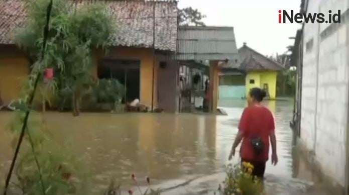 Video Ratusan Rumah Di Karawang Terendam Banjir Bagian 1