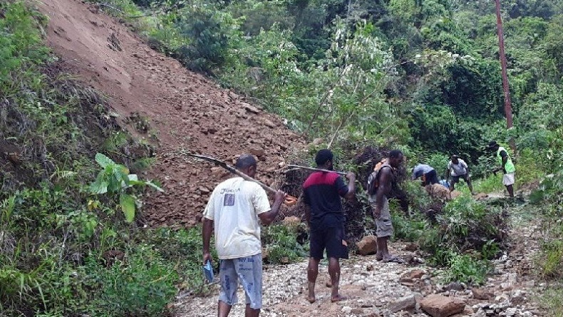Akses Jalan Dromena - Yongsu Jayapura Terputus akibat Longsor
