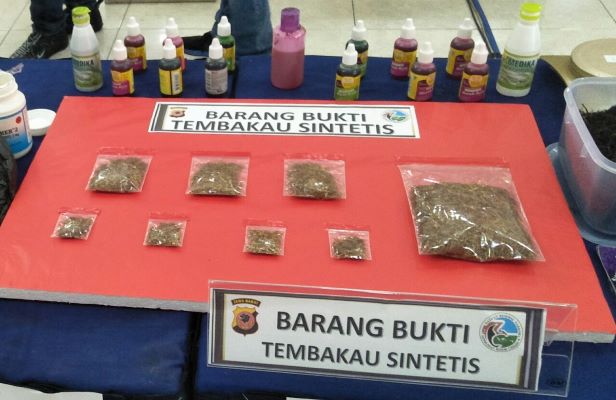 title Ambil Paket Isi Tembakau Sintetis, Pemuda di Way Kanan Panik Ditangkap Polisi Ambil Paket Isi Tembakau Sintetis, Pemuda di Way Kanan Panik Ditangkap Polisi