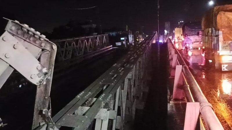 Jembatan Sungai Rembun Ambles 2 Meter, Jalur Pantura Pekalongan Macet 2 Km