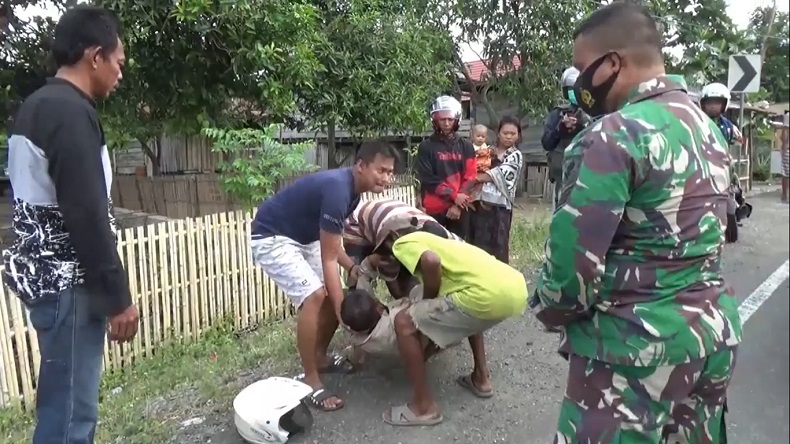 Pengendara Motor Luka-Luka Terkapar di Jalan Trans Sulawesi, Diduga Korban Kecelakaan