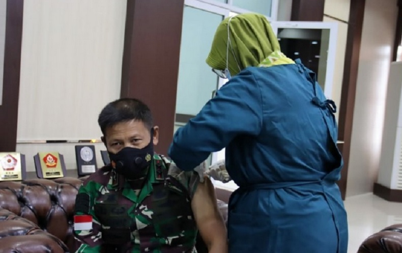 title Pangdam XII Tanjungpura Terima Suntikan Vaksin Covid-19 Dosis Kedua Pangdam XII Tanjungpura Terima Suntikan Vaksin Covid-19 Dosis Kedua