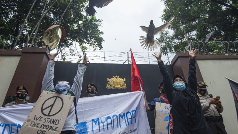Aksi Kecam Kudeta Militer Myanmar, Demonstran Lepas Burung Merpati - Bagian 2