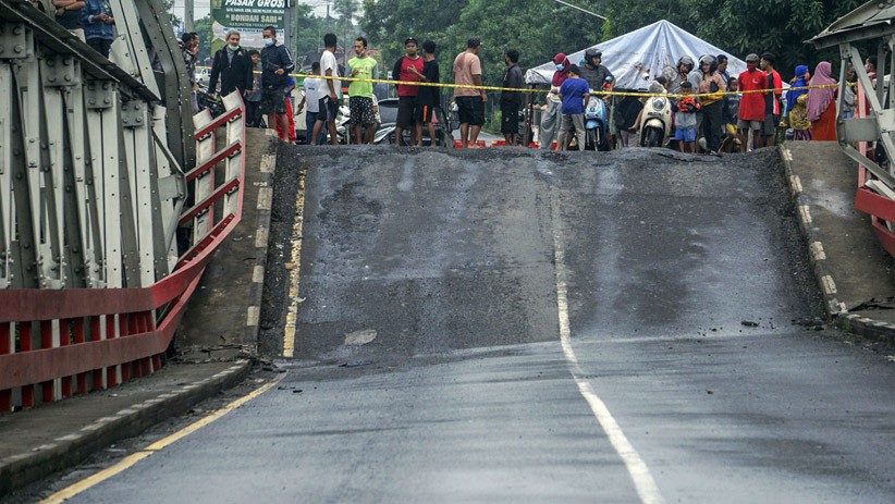 Penampakan dari Udara Jembatan Perbatasan Pekalongan-Pemalang Amblas 2 Meter