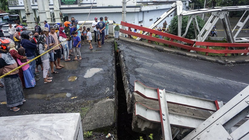 Penampakan dari Udara Jembatan Perbatasan Pekalongan-Pemalang Amblas 2 Meter