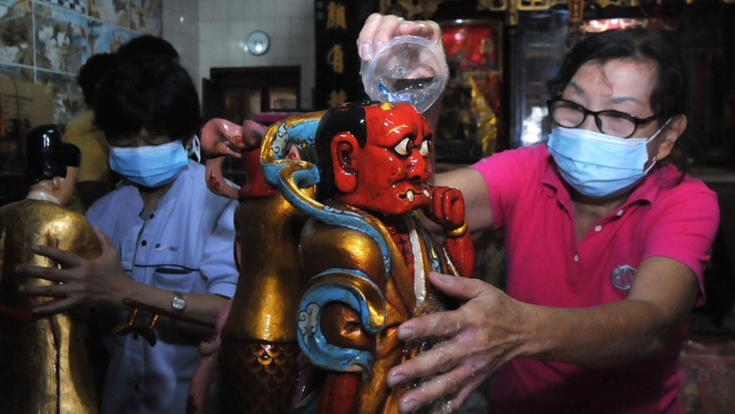 Warga Surabaya Cuci Patung Dewa Jelang Hari Raya Imlek