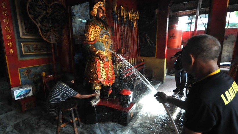 Warga Surabaya Cuci Patung Dewa Jelang Hari Raya Imlek