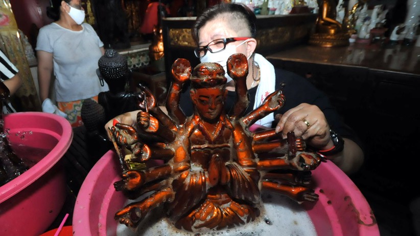 Warga Surabaya Cuci Patung Dewa Jelang Hari Raya Imlek