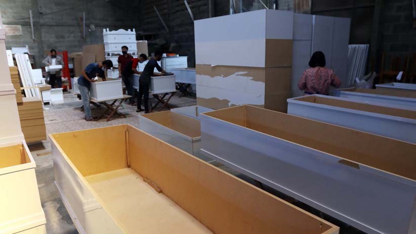 Pabrik Ini Produksi 100 Peti Mati Khusus Korban Covid-19 per Hari - Bagian 1