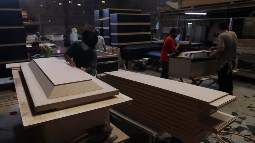 Pabrik Ini Produksi 100 Peti Mati Khusus Korban Covid-19 per Hari - Bagian 2
