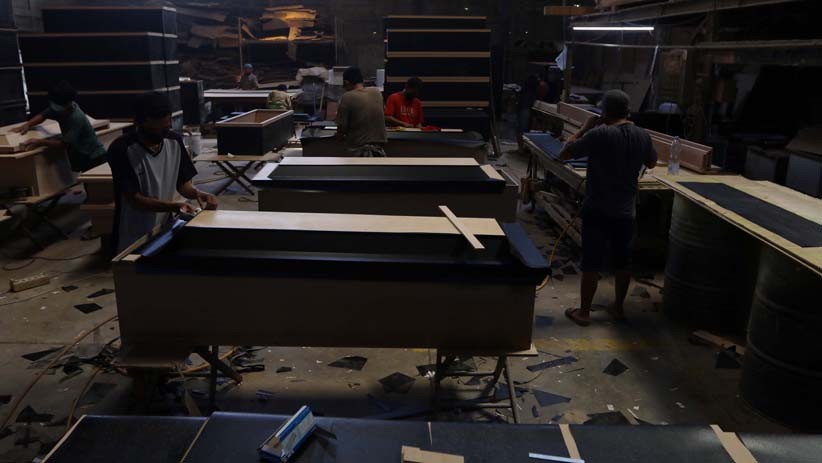 Pabrik Ini Produksi 100 Peti Mati Khusus Korban Covid-19 per Hari - Bagian 3