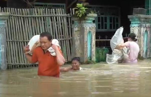 Tanggul Jebol, Ratusan Rumah di Tangerang Terendam Banjir 1 Meter