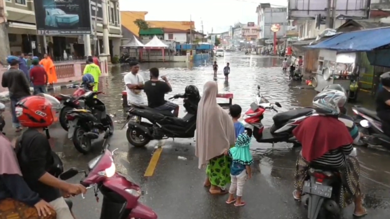 Banjir Terjang Bukitinggi karena Sampah dan Curah Hujan Tinggi