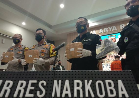 Selain Narkoba, Polisi Selidiki Pistol Glock 17 Milik Gathan Eks Suami Dina Lorenza