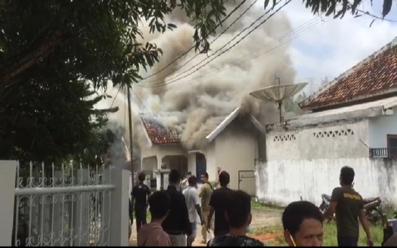 Warga Geger Jelang Jumat, Gudang Rokok Diduga Ilegal di OKU Terbakar 