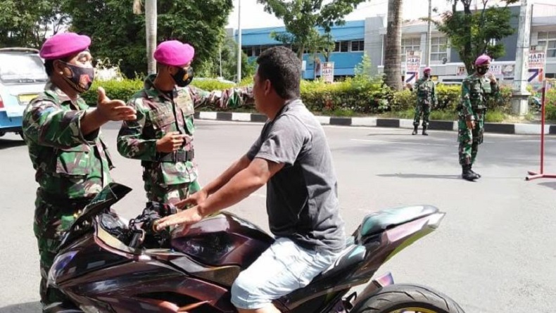 Marinir Dikerahkan dalam Operasi Yustisi Penegakan Prokes Covid-19 di Bitung