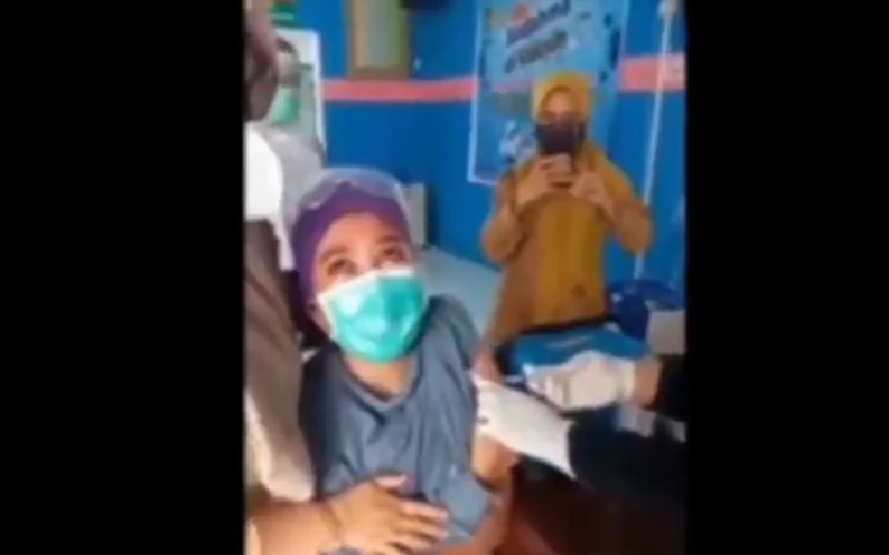 Video Viral Nakes Takut Disuntik Vaksin Covid-19 Diajak Lihat Cicak di Plafon