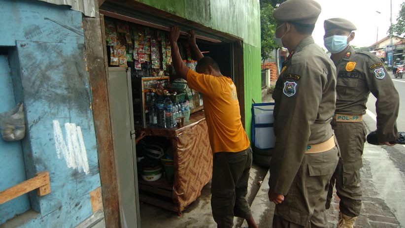 Gerakan Jawa Tengah di Rumah Saja, Satpol PP Tutup Paksa Toko dan Rumah Makan - Bagian 1