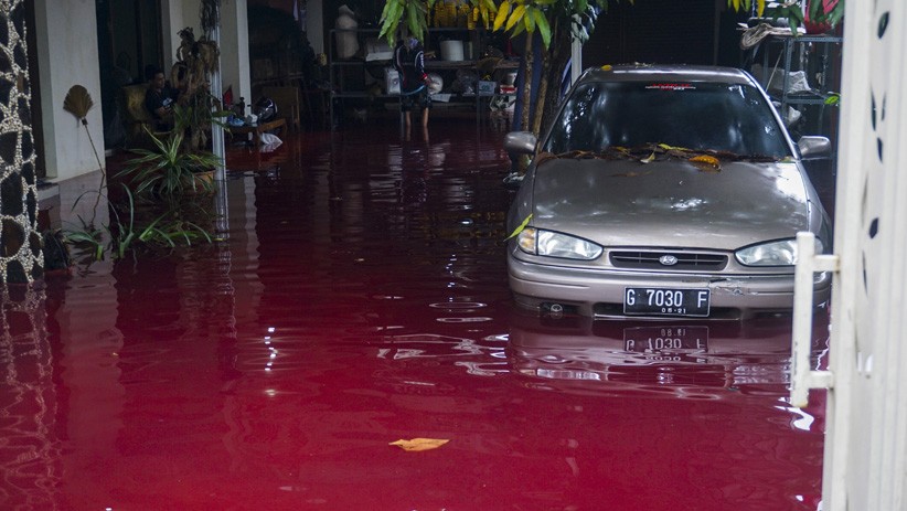 Penampakan Air Banjir Berwarna Merah di Pekalongan  - Bagian 2