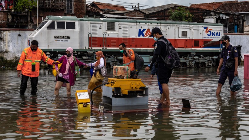 Stasiun Tawang Semarang Banjir, Sejumlah Rute Kereta Api Dialihkan - Bagian 3