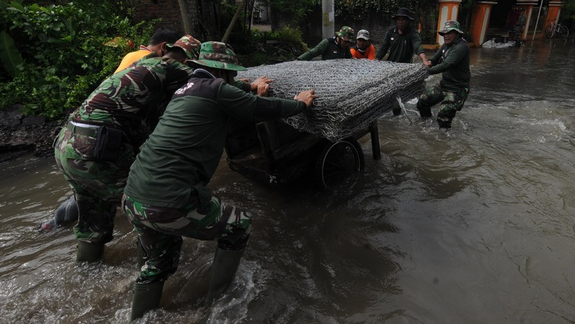 Prajurit TNI Perbaiki Tanggul Sungai Slegrengan Klaten yang Jebol - Bagian 2