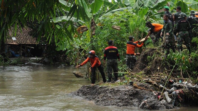 Prajurit TNI Perbaiki Tanggul Sungai Slegrengan Klaten yang Jebol - Bagian 1