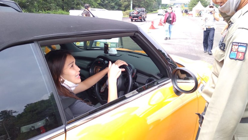 Penampakan Ayu Ting Ting Naik Mini Cooper Panik Terjaring Razia Ganjil Genap - Bagian 2