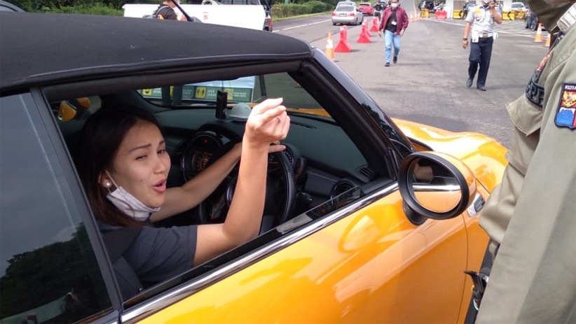 Penampakan Ayu Ting Ting Naik Mini Cooper Panik Terjaring Razia Ganjil Genap - Bagian 3