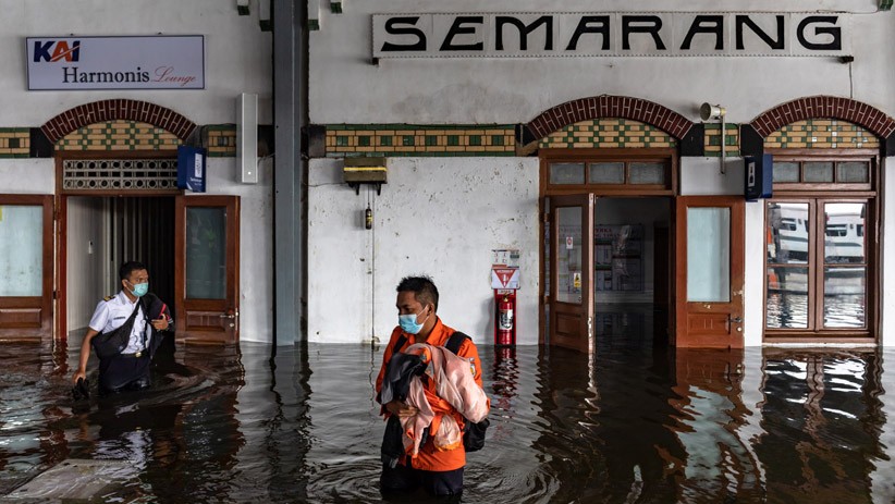 Stasiun Tawang Semarang Banjir, Sejumlah Rute Kereta Api Dialihkan - Bagian 1